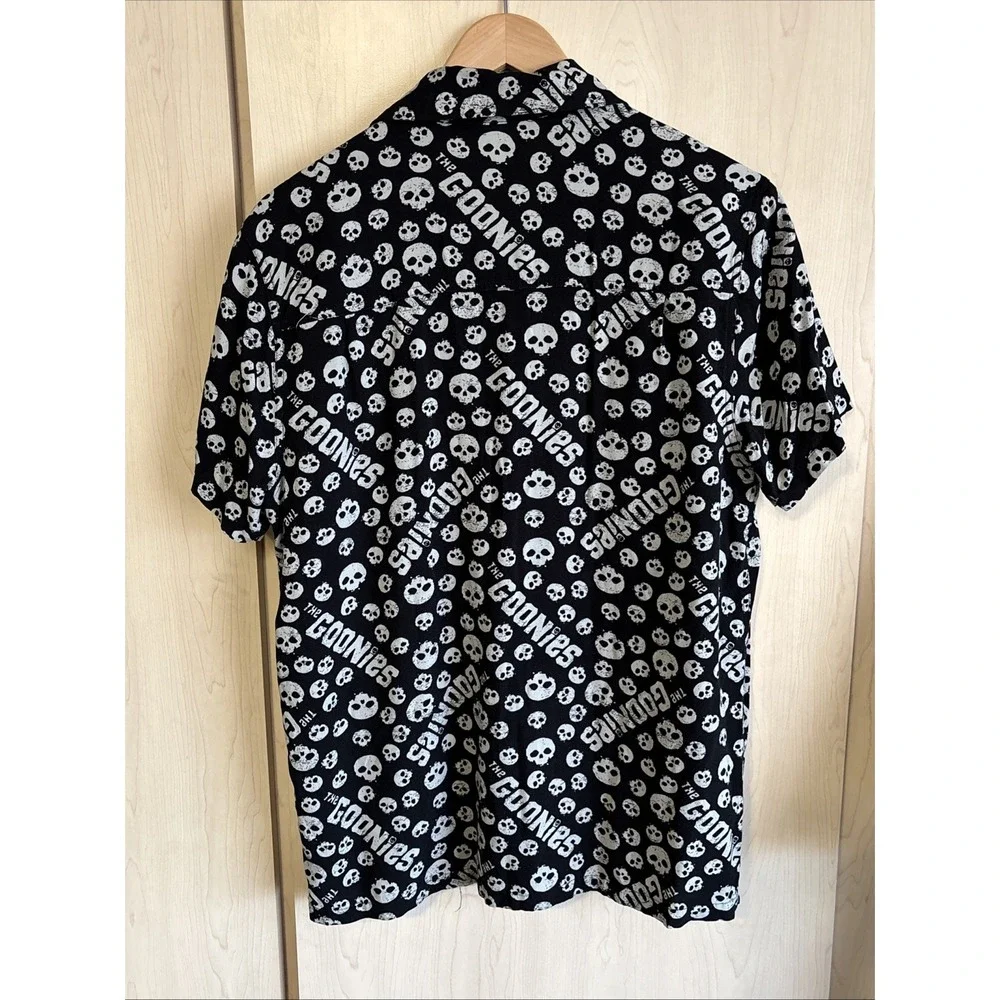 The Goonies Short Sleeve Button Up Shirt Skull Print Men's Size Medium Rayon EUC